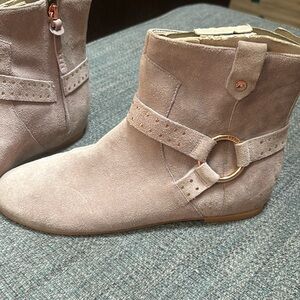 Brand new suede boots never worn ! Size 8